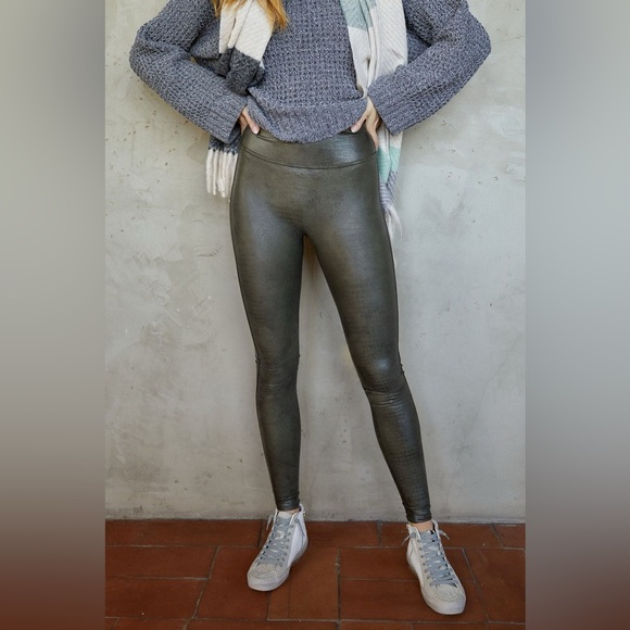 SPANX Faux Leather Croc Shine Leggings in Darkened Olive Size XL/TG - Picture 10 of 16